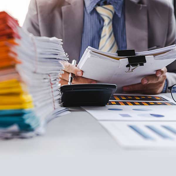 Fotografía de ejecutivo revisando documentación impresa