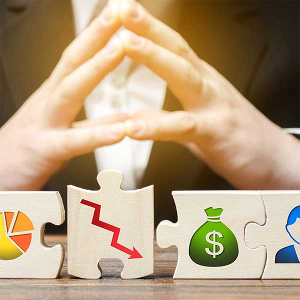 Fotografía de unas manos con símbolos empresariales