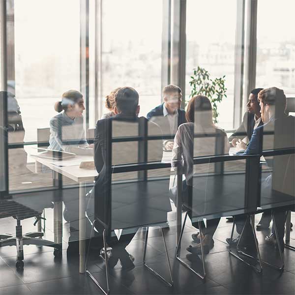 Fotografía de una mesa de reuniones con ejecutivos